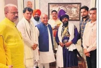 Ruckus over viral photo of Nihang Amandeep Singh with Union Minister Narendra Tomar