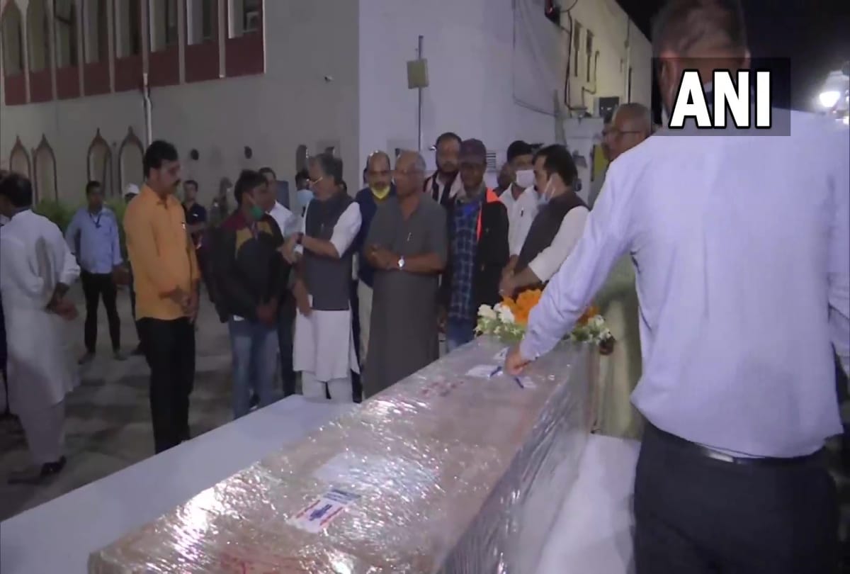Bihar: Bodies of two youths victims of target killing in Kulgam were brought to Patna, BJP leaders paid tribute