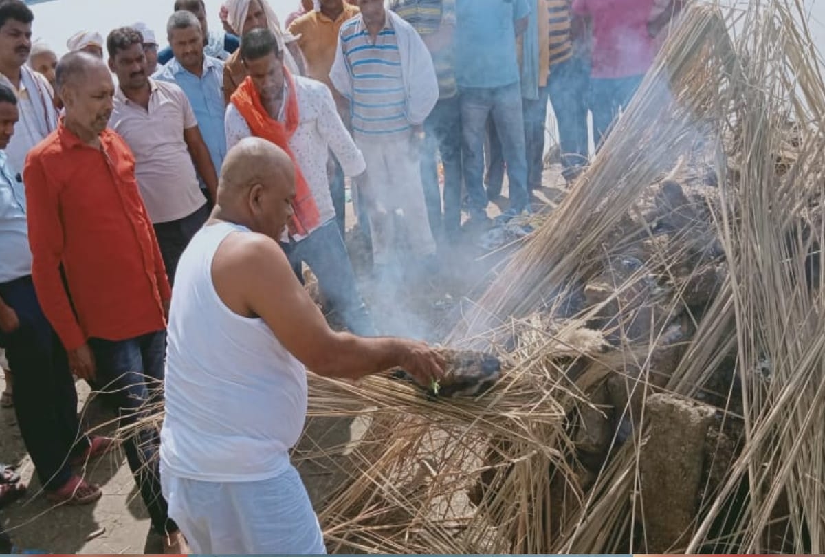pyre of grandfather and grandson burnt together on banks of Saryu at Deoria