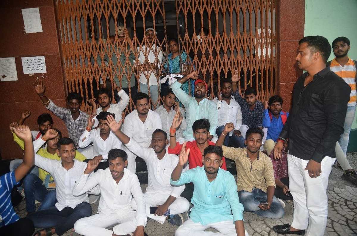 Kashi Vidyapeeth Students lock administrative building alleging irregularities in evaluation demanding to increase number 