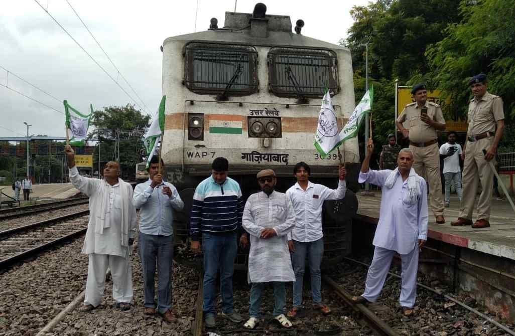 Farmers stopped Chhindwara Express at the station