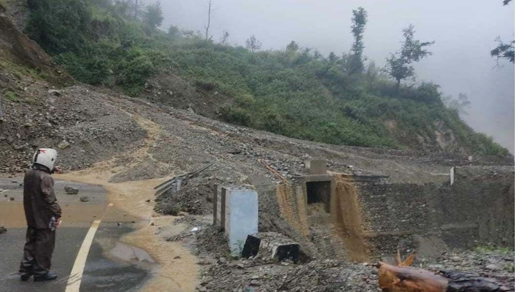 Wheels stalled throughout the day in Tanakpur-Pithoragarh National Highway