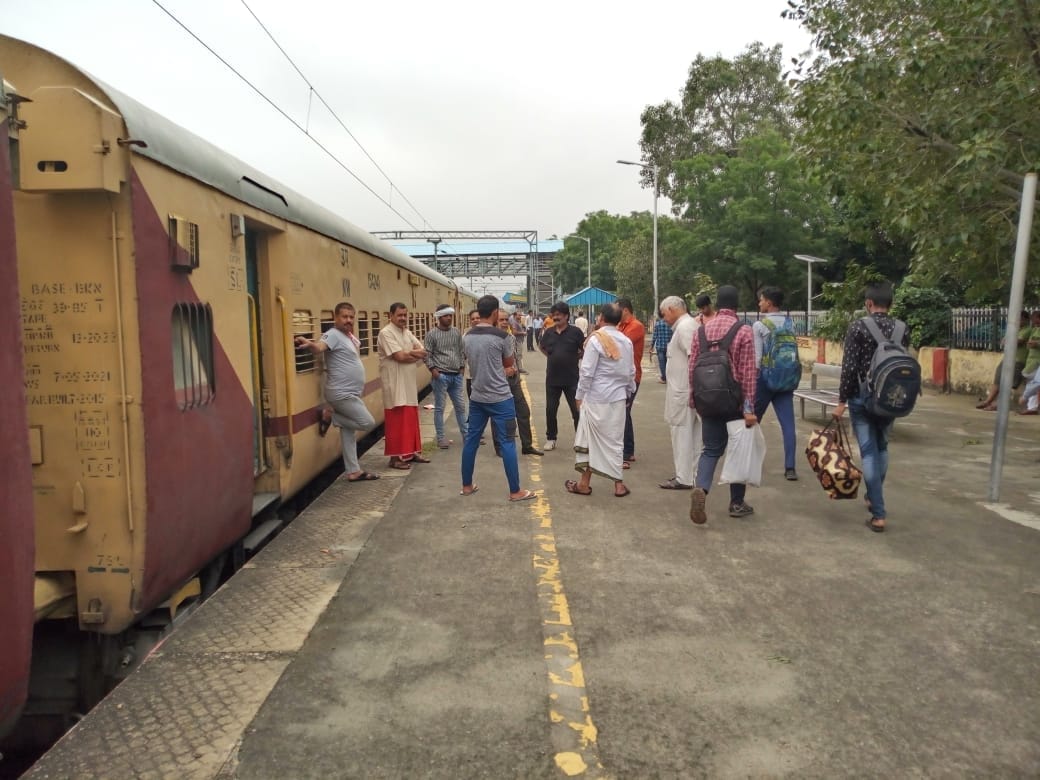 Around 700 passengers were stranded at Mahendragarh station for six hours, organizations helped
