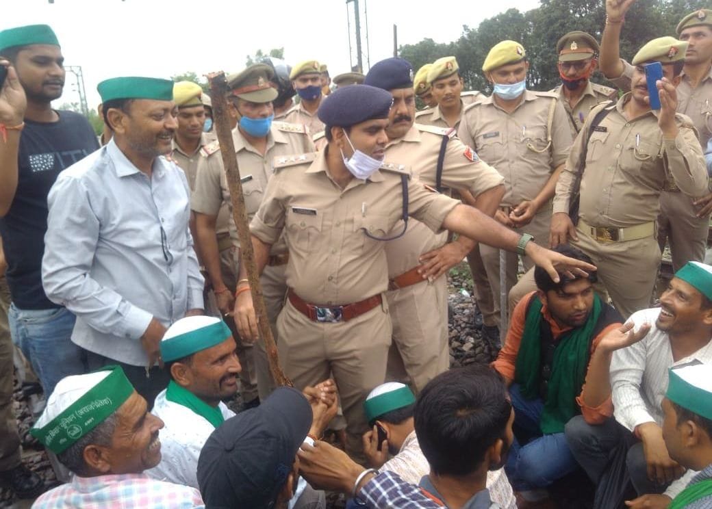 11 trains stopped at nine places in Moradabad division, nine thousand passengers remained upset