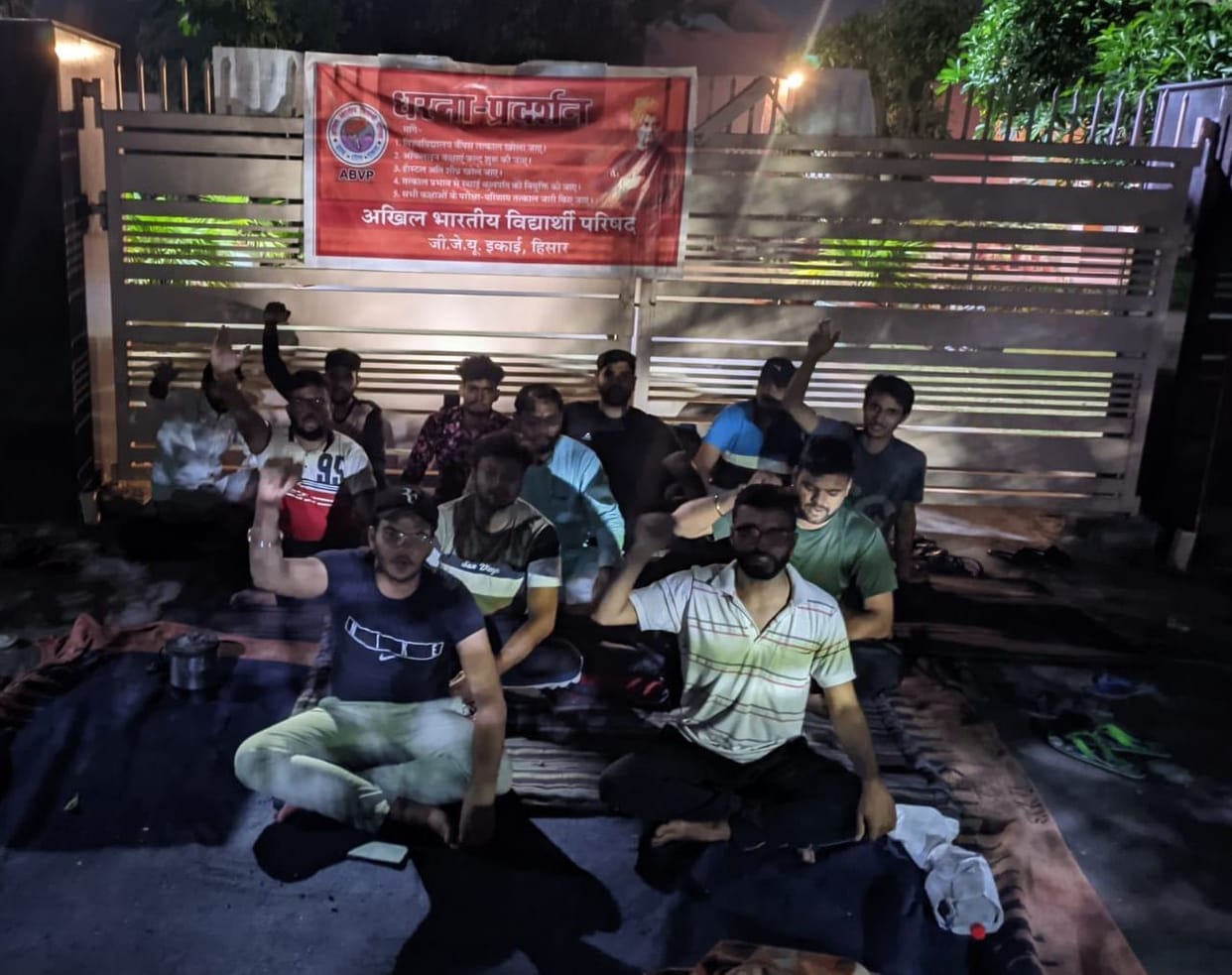 student on Dharna in GJU for offline classes