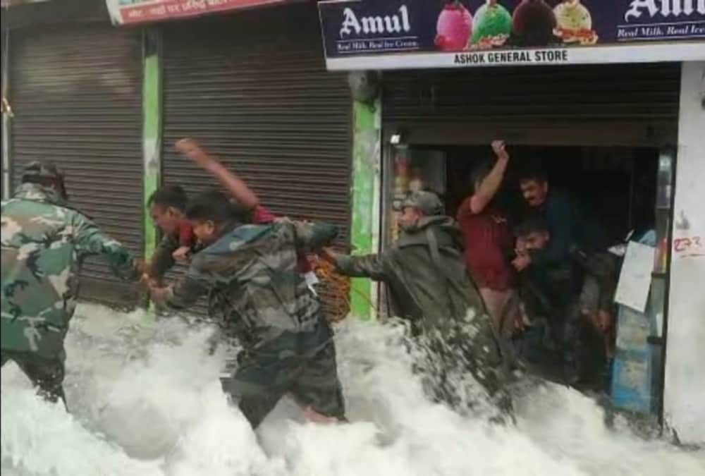 Uttarakhand Weather Update Today: Indian Army Soldier Rescue more than 300 people from Nainital and Tanakpur photos