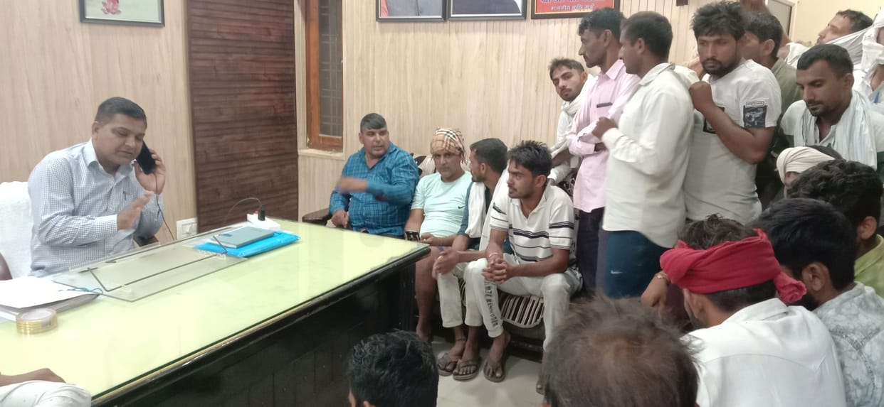Farmers locked the market committee's office