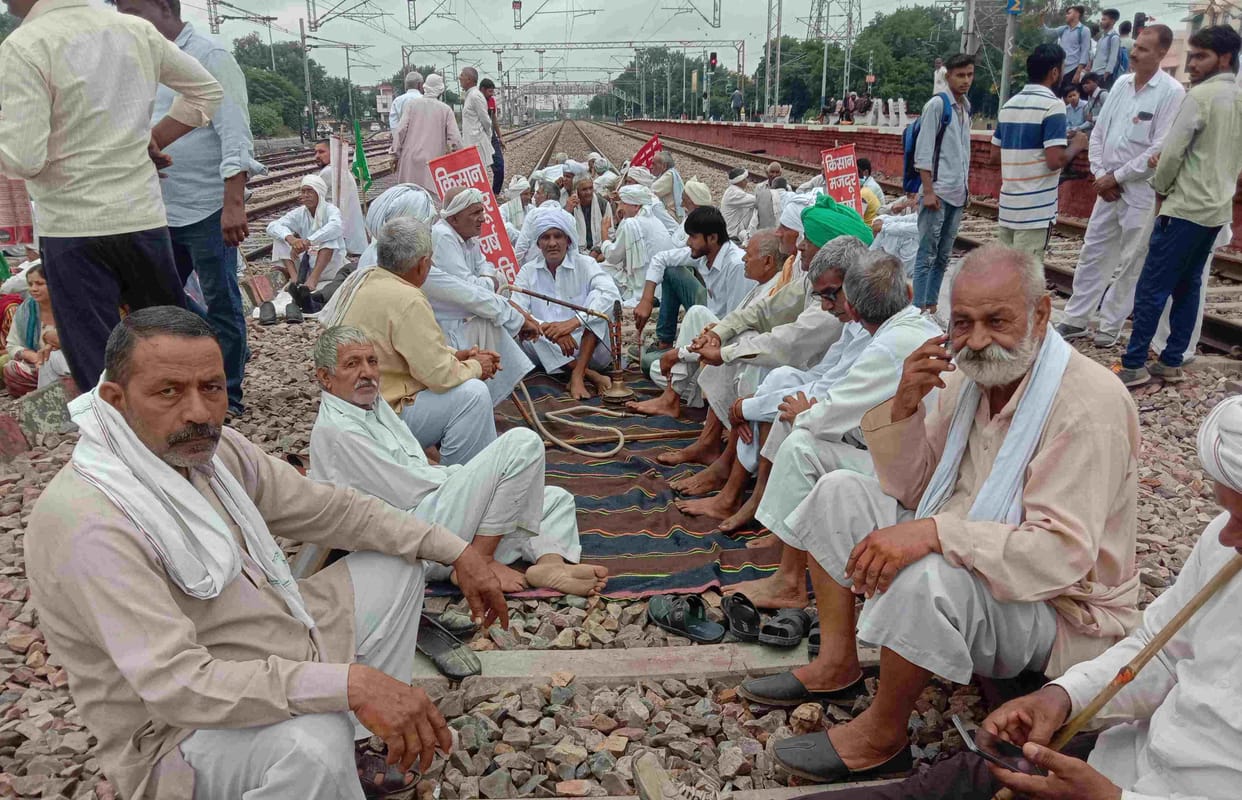 Farmers again stopped the wheels of trains, railway traffic was disrupted for 6 hours, passengers upset
