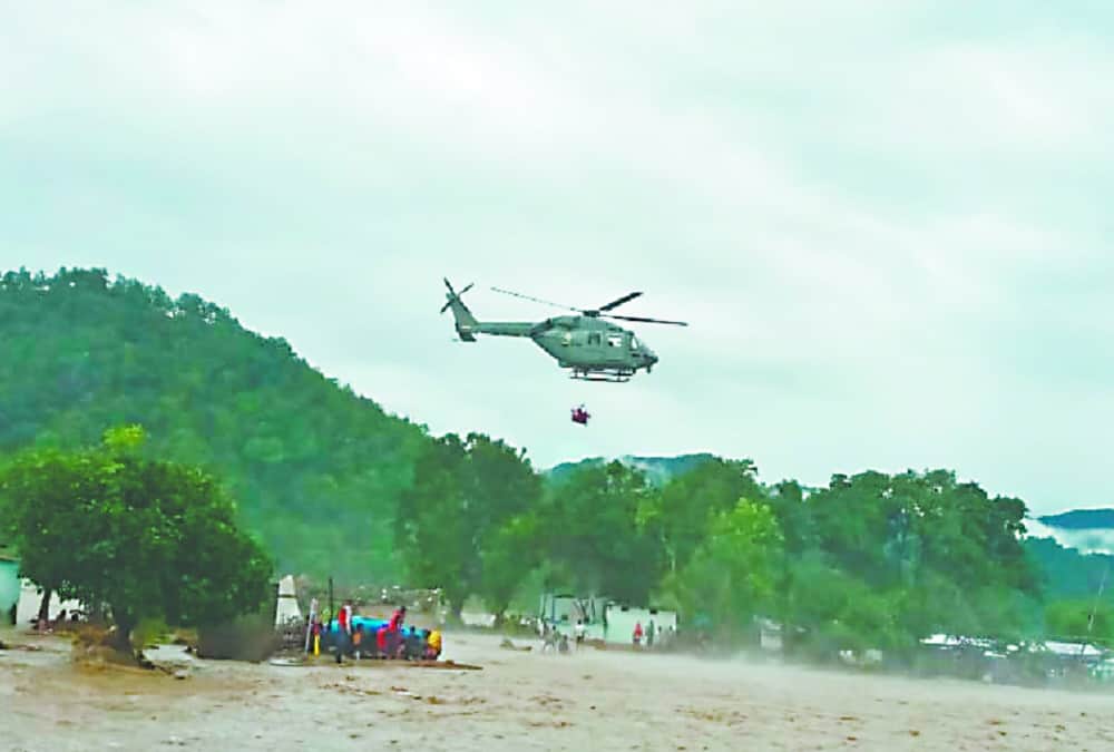 Uttarakhand Weather Update Today: Indian Army Soldier Rescue more than 300 people from Nainital and Tanakpur photos