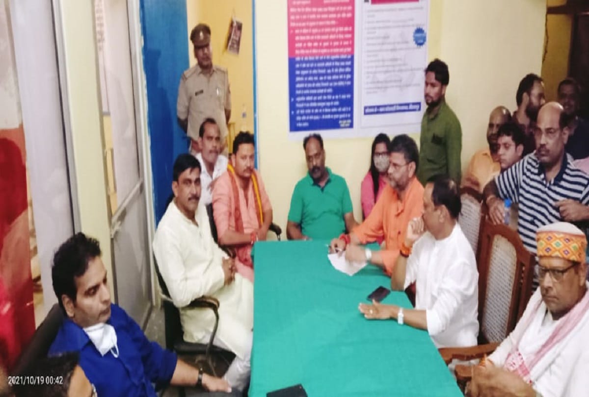 BJP leaders sitting on protest for daroga not picking up phone in vindhyachal police station mirzapur