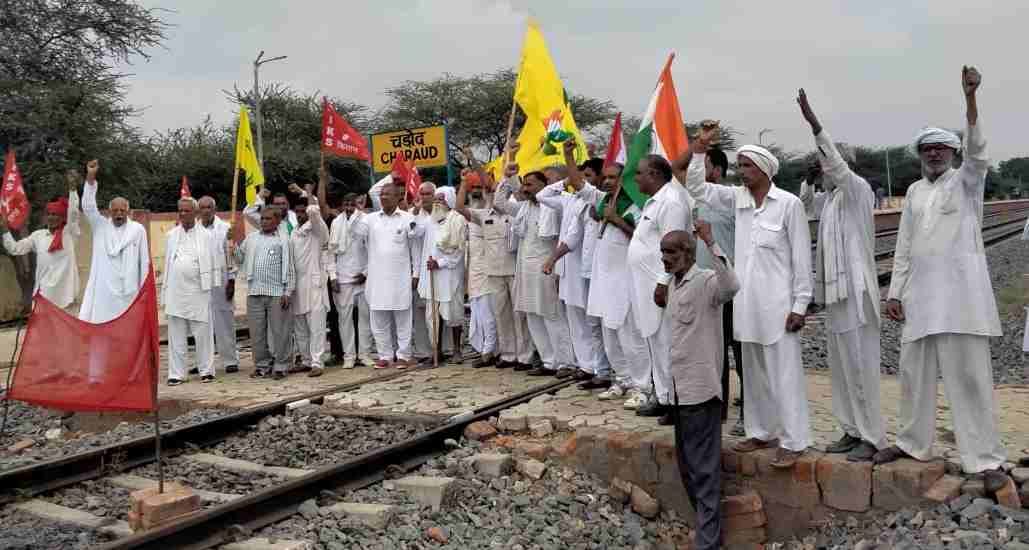 The farmers sitting on the railway track at six places, kept gurgling by laying the rug