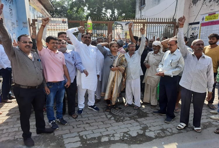 Drinking water crisis in Sonipat for four days councilors put a lock on the gate of the corporation