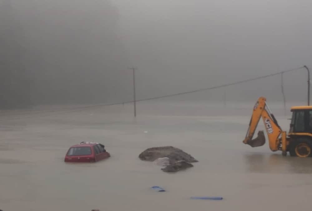 Uttarakhand Weather Update Today: Rainfall Break Many Years Record in Nainital and Water Flow on road After Naini Lake Overflow Photos