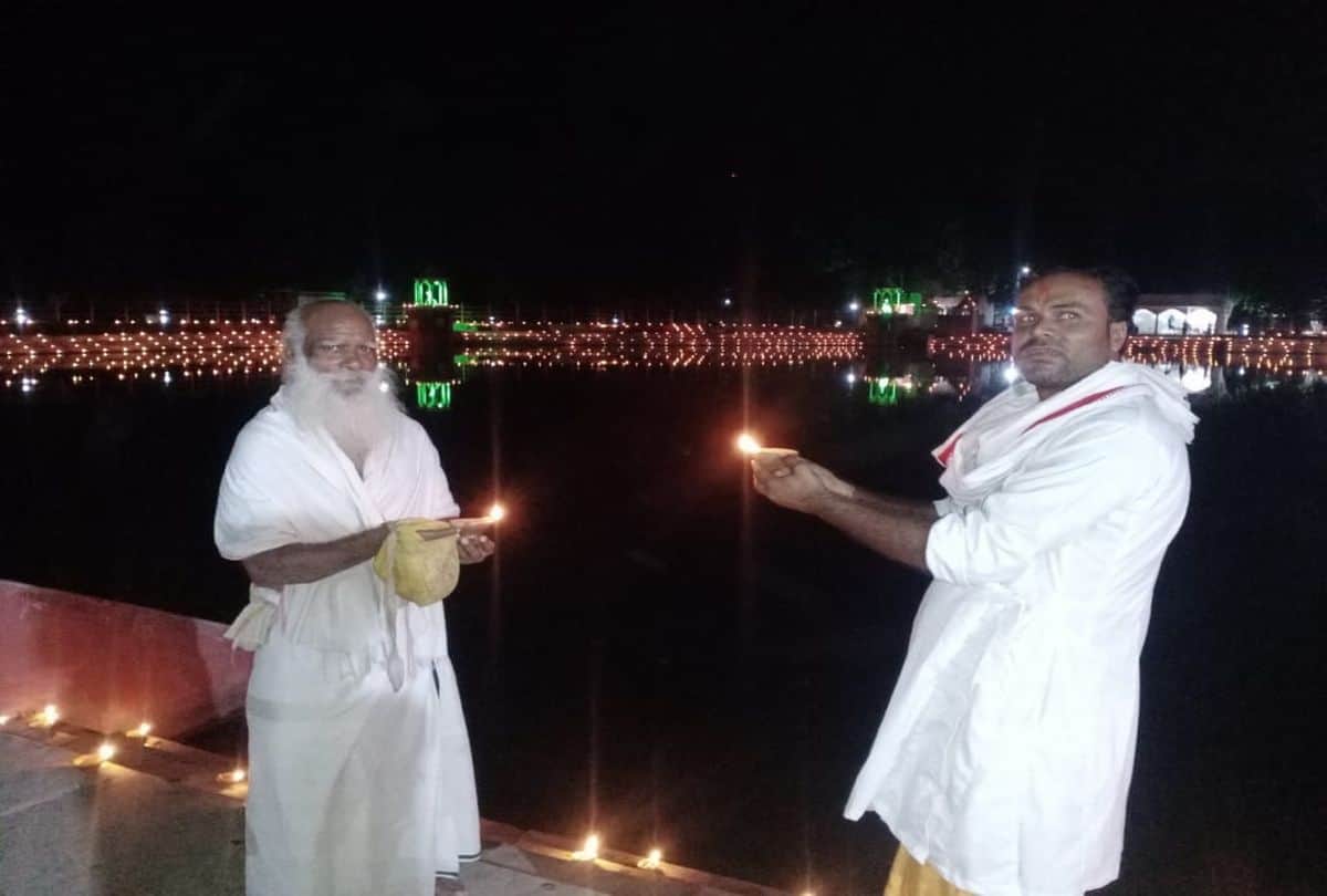 Braj Folk Artists performs Maharas Leela at Chandra Sarovar of Parasauli in Mathura