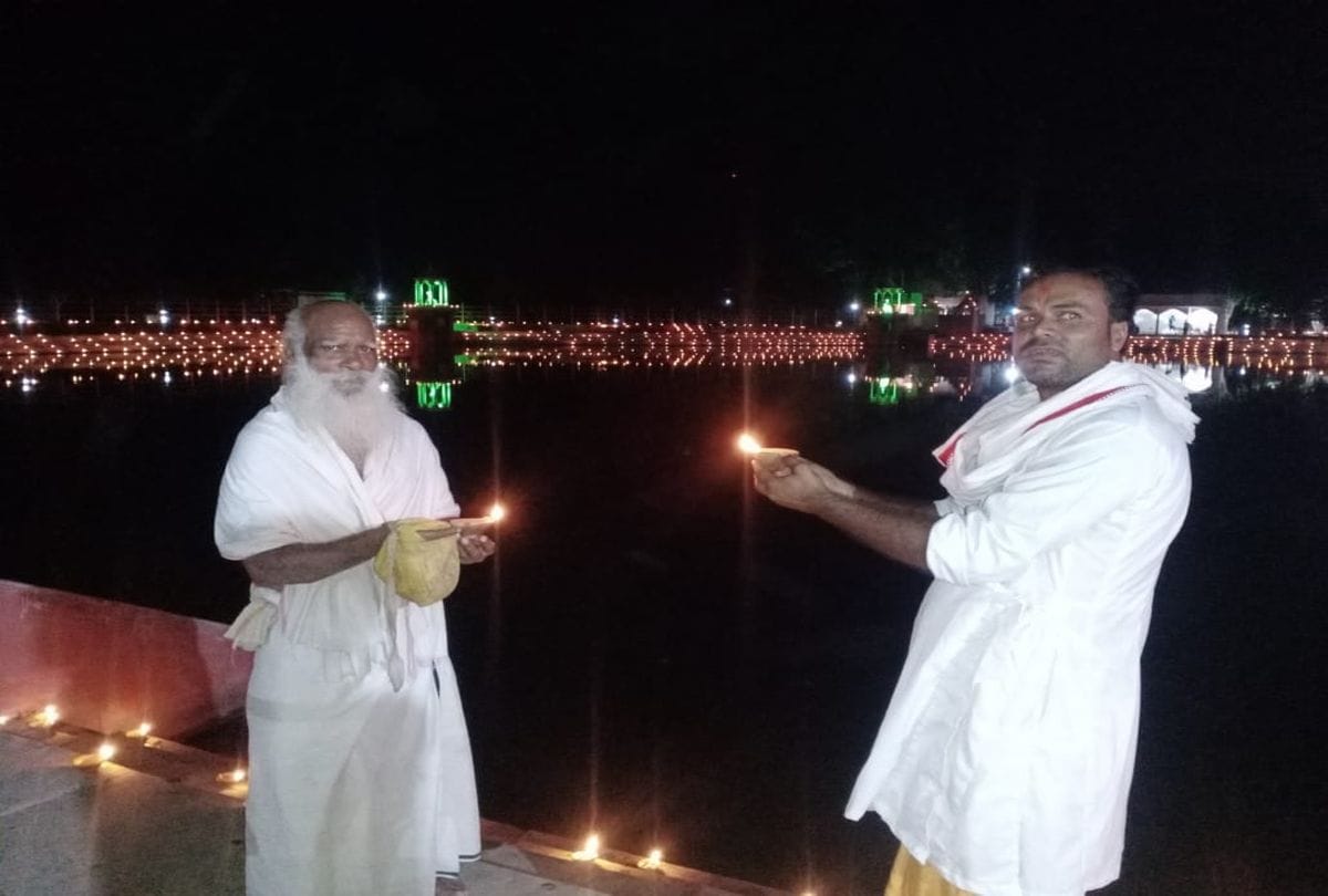 Braj Folk Artists performs Maharas Leela at Chandra Sarovar of Parasauli in Mathura