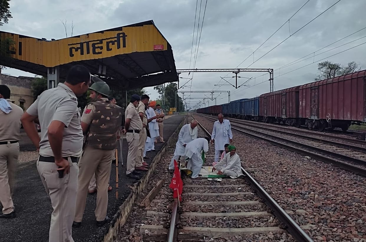 Wheels of trains stopped for six hours on four railway tracks