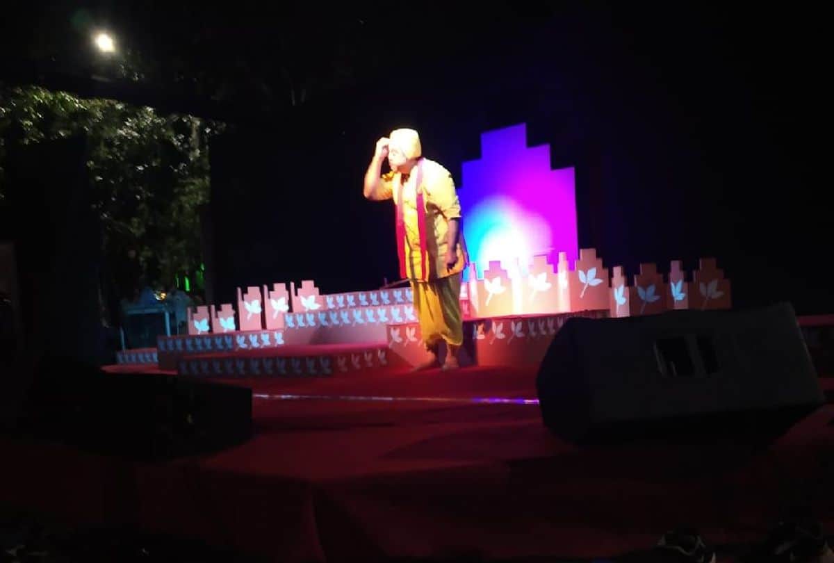Braj Folk Artists performs Maharas Leela at Chandra Sarovar of Parasauli in Mathura