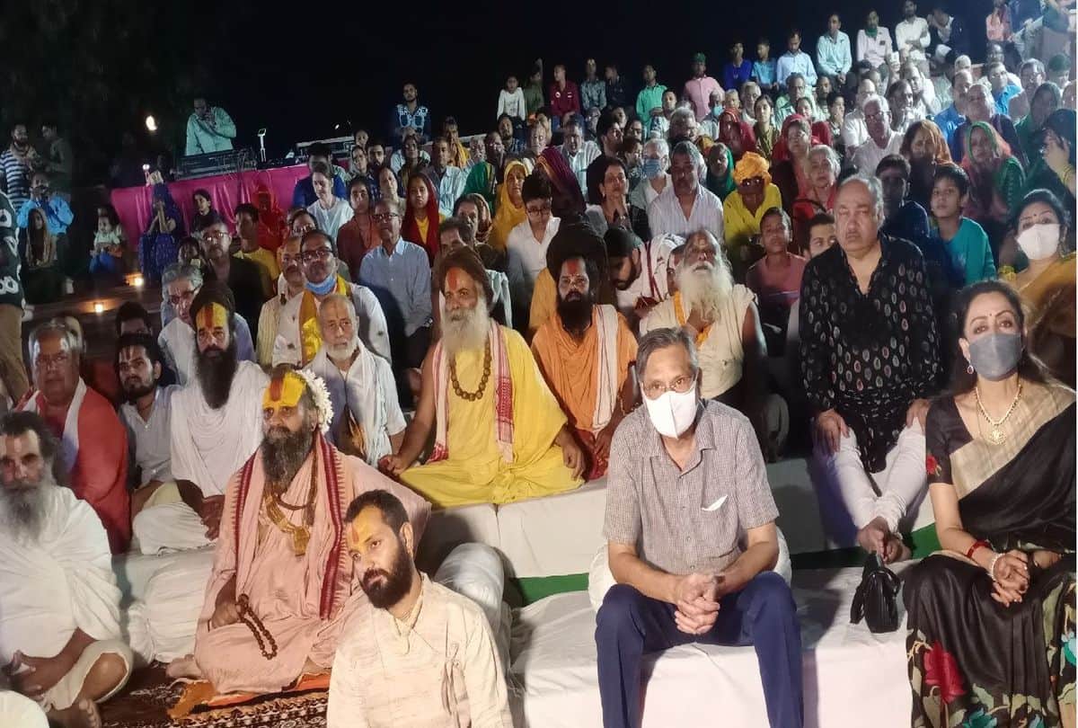 Braj Folk Artists performs Maharas Leela at Chandra Sarovar of Parasauli in Mathura