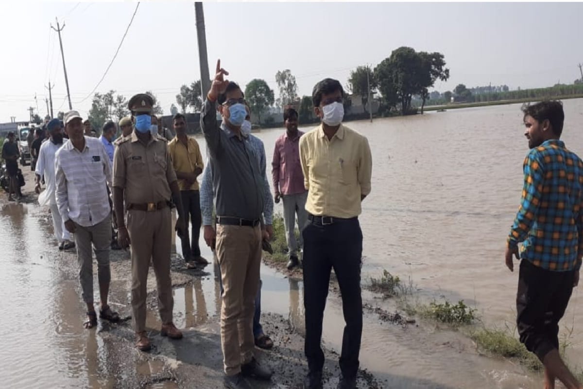 The water level of Ganga rose to 1.99 lakh cusecs after rain on the mountains and flood alert has been issued in seven districts including Bijnor