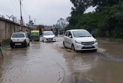 भारी बारिश के बाद सड़कों पर भरा पानी