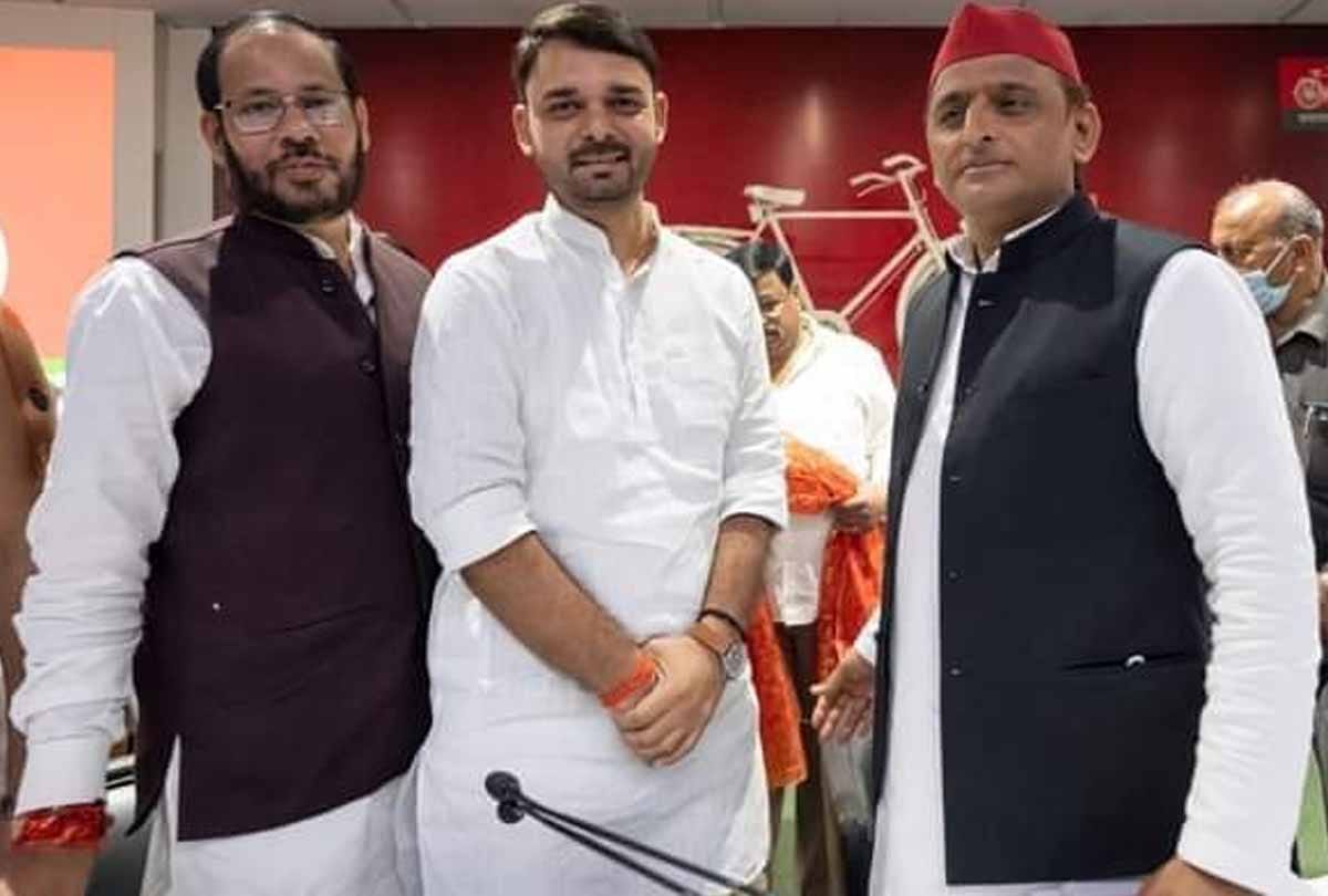 Jalaun: Just before assembly elections, former block chief left BJP and joined SP