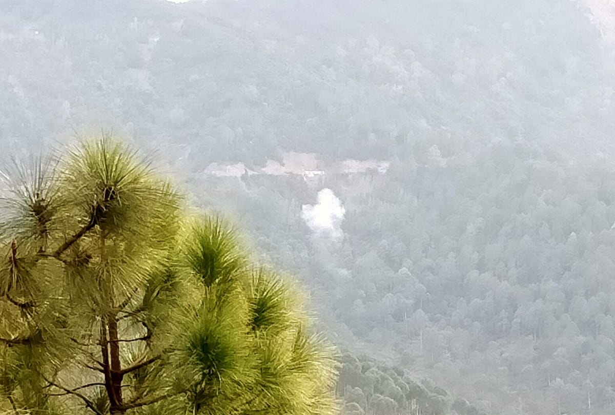 Poonch jammu and kashmir news terrorists associate arrested in Poonch Caught taking pictures of military bases objectionable videos and pakistan mobile number found