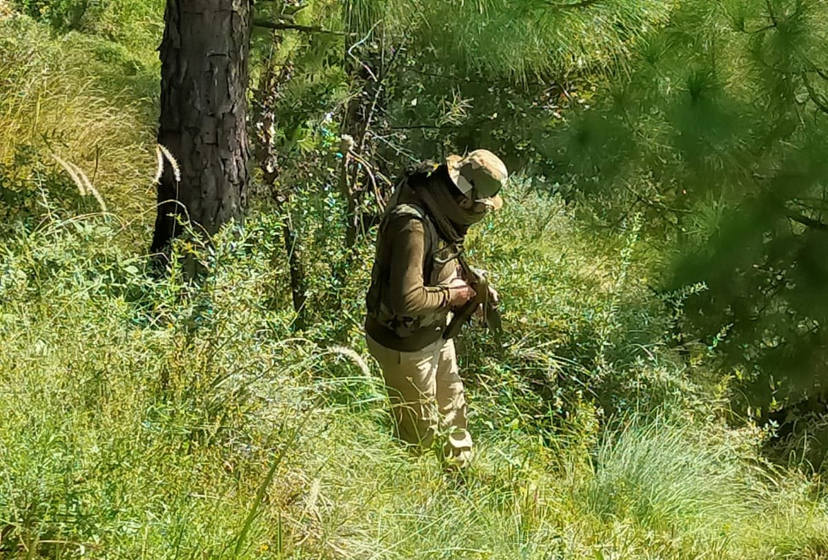 Poonch jammu and kashmir news terrorists associate arrested in Poonch Caught taking pictures of military bases objectionable videos and pakistan mobile number found
