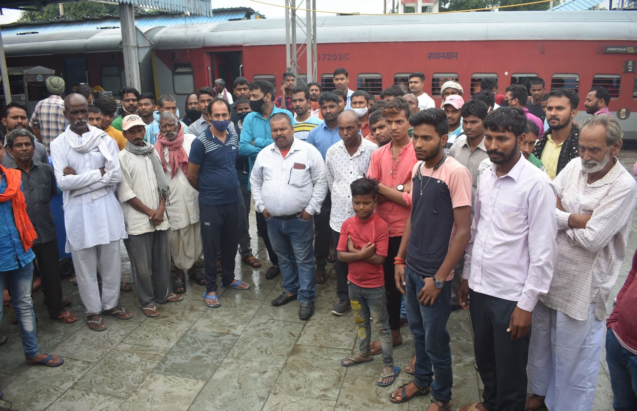 Rail Roko Andolan: In just two hours, 900 passengers of Jan Shatabdi and 200 passengers of Shaheed Express left by bus and cab