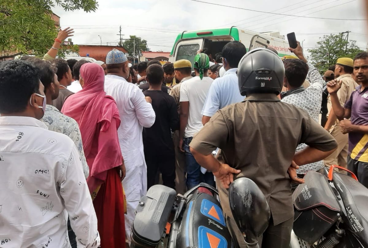 Overturned trolley one killed 13 injured at siddharthnagar