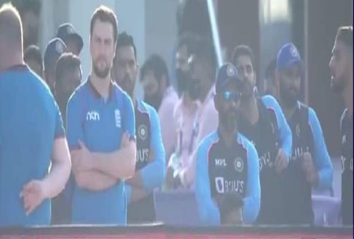 T20 World Cup 2021 Bhuvneshwar kumar and Mohammed Shami were watching Babar Azam batting during Pakistan vs West Indies warm up match Pakistani fans shared photo