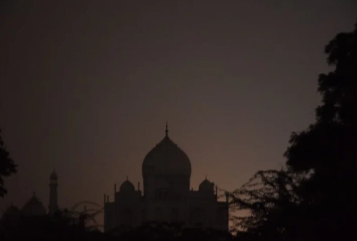 Tourists could not see the nightviews of Taj Mahal due to clouds at night