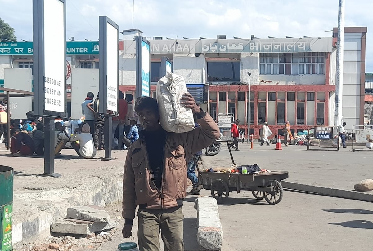 target killing, Migrant workers returning from Kashmir to Uttar Pradesh, Bihar and Madhya Pradesh
