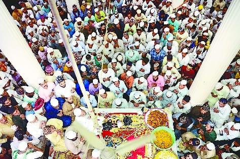 The steps of Sharafat Mian's fans did not stop even in the rain