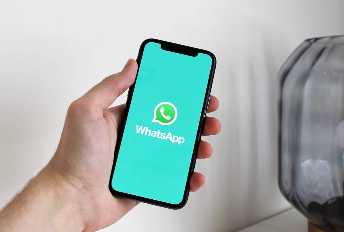 WhatsApp Tips and Tricks how to hide personal chats of whatsapp from someone who sitting beside