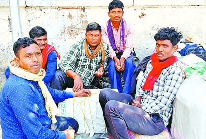 कश्मीर से लौटे मजदूर।