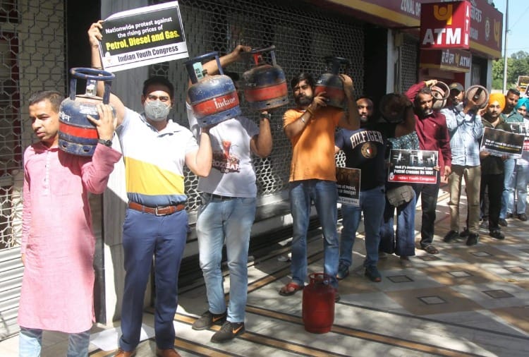 Youth Congress unique protest against rising fuel prices in Chandigarh