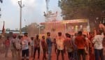 अमेठी : मूर्ति विसर्जन के दौरान अबीर गुलाल उड़ाते श्रद्धालु।  -संवाद