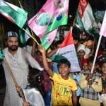 जश्न ईदुमीलादुन्बीन के मौके पर इस्लामी झंडों के साथ नारे लगाते बच्चे। अमर उजाला