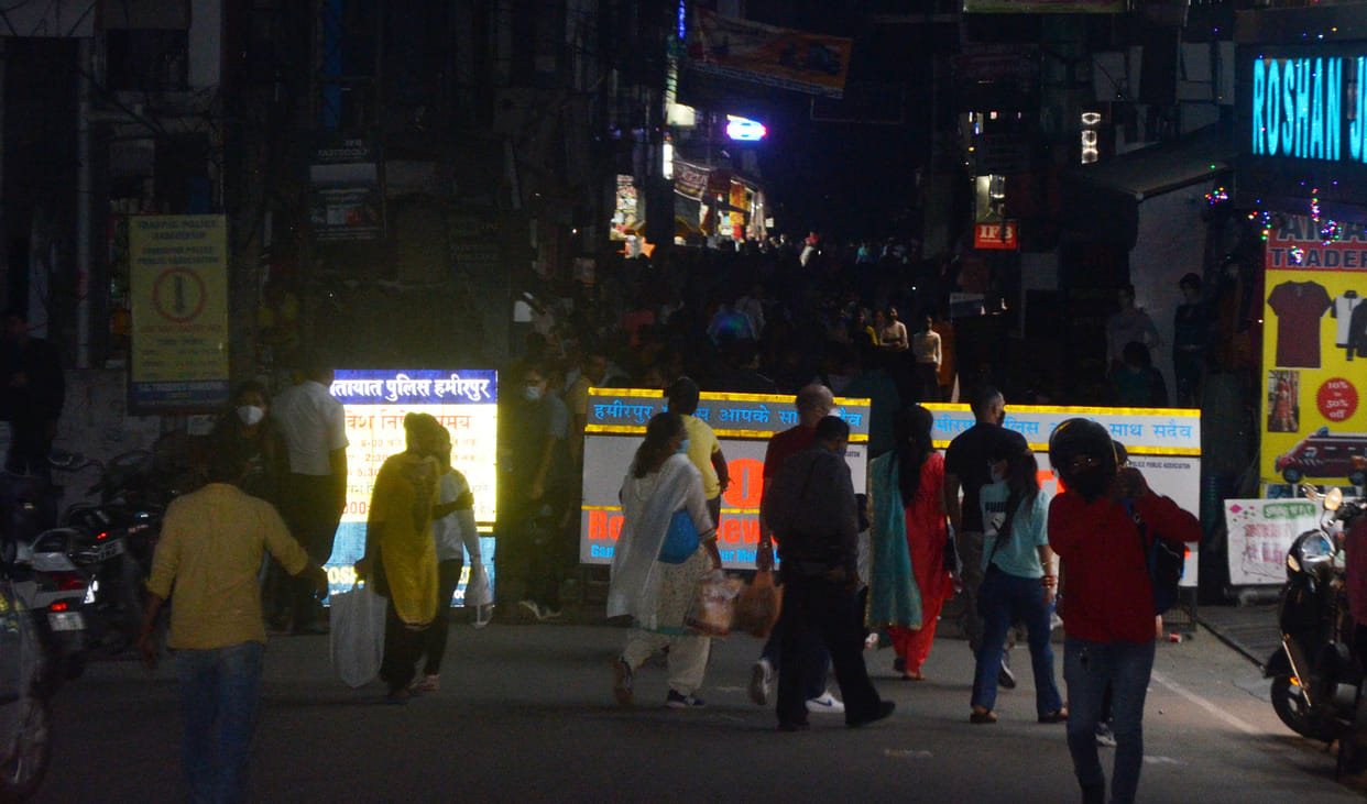 Hamirpur city shrouded in darkness, businessmen returned home after closing shops