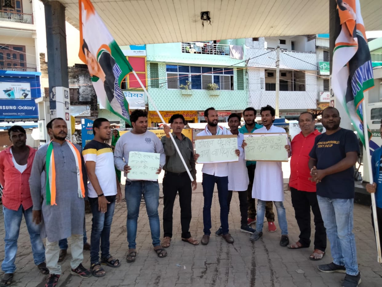 inflation, yuvak congress, protest