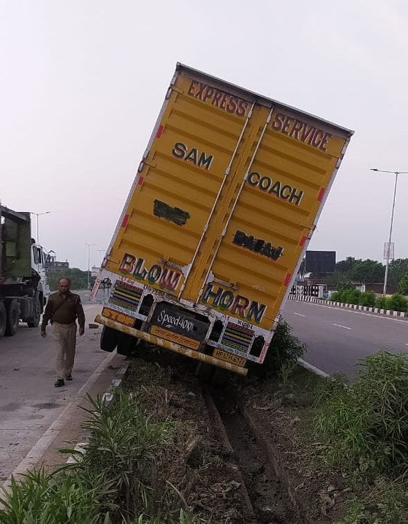Truck rushed to avoid checking of mobile team of GST department, mounted on soldier