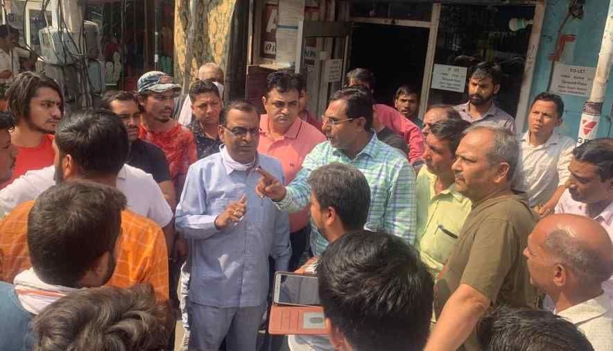 D-Park: Corporation accused of encroaching footpath, shopkeepers protested