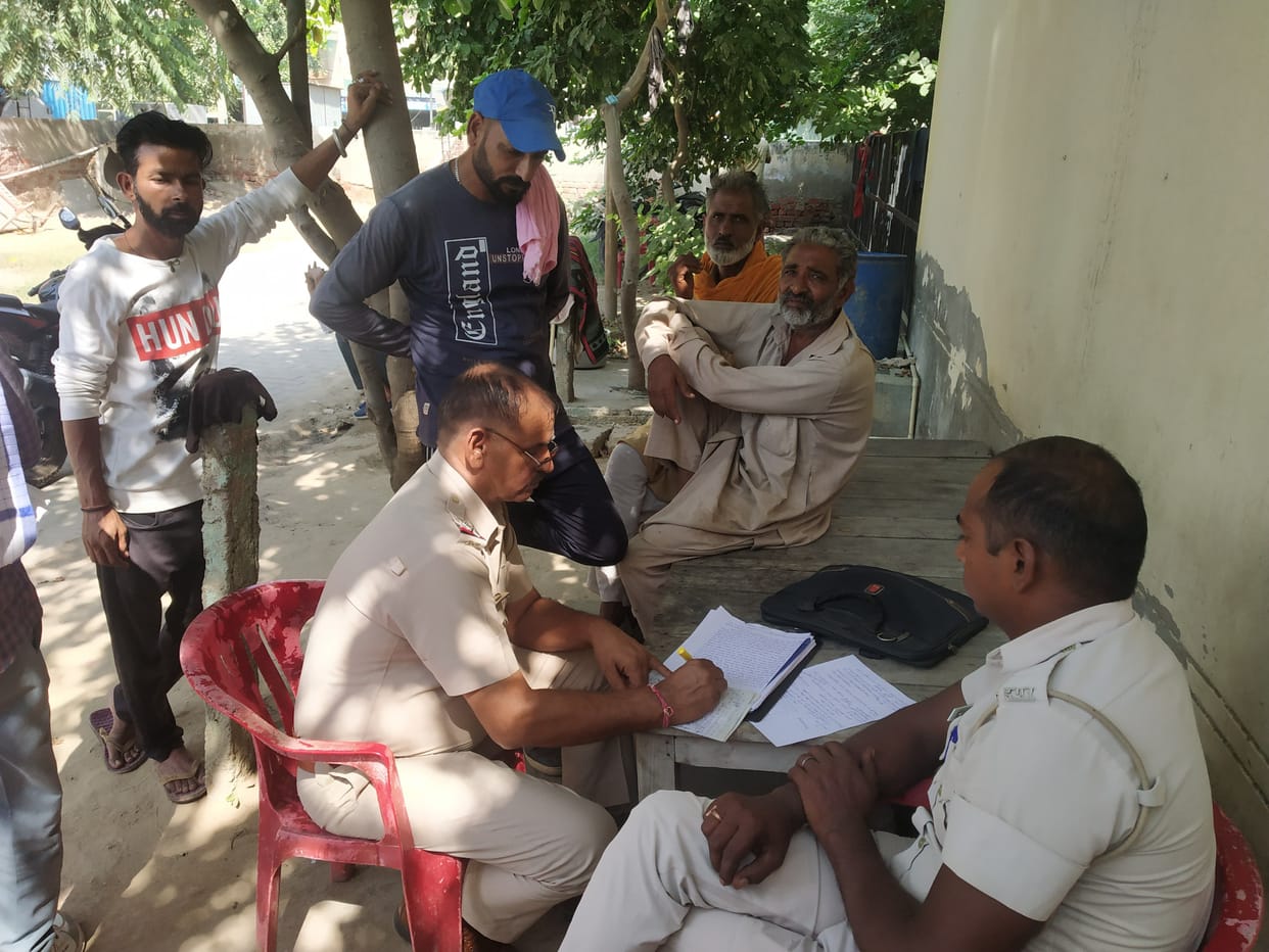 Two laborers sleeping in the field were attacked with batons, one died, the other escaped and saved his life.
