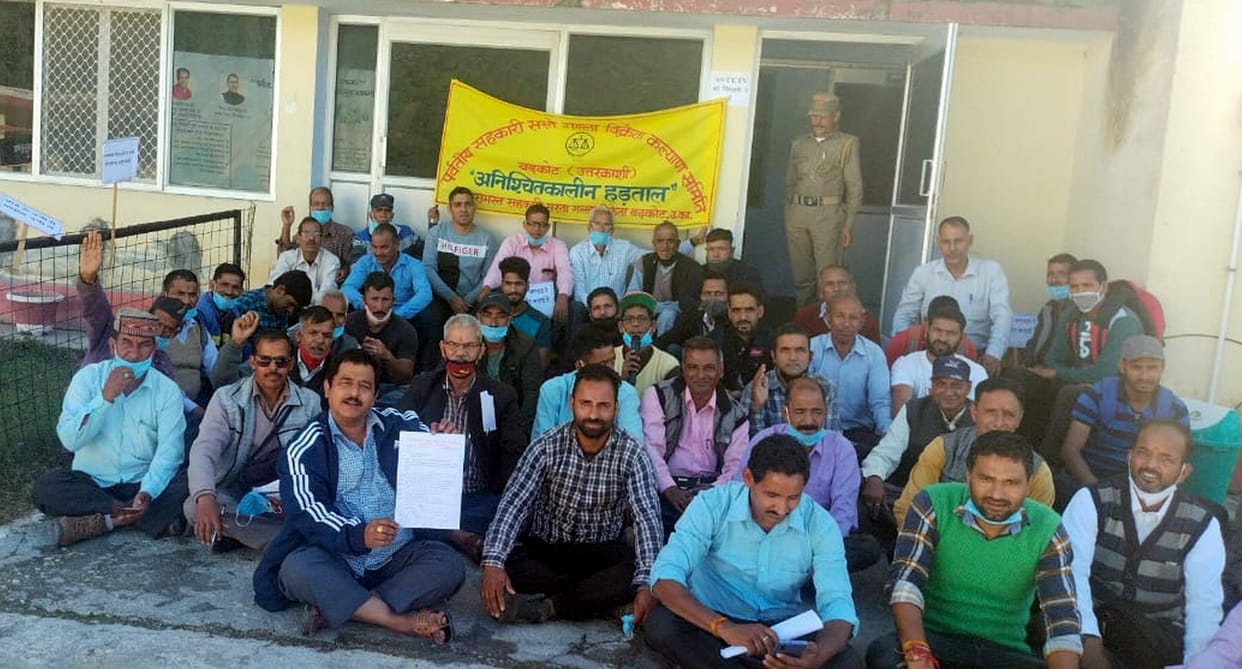 Ration vendors protest with drums