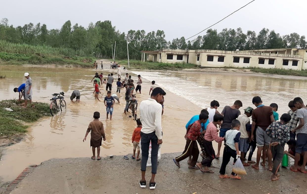 Due to the rise in the water level of the Baneli river, the link road was broken.