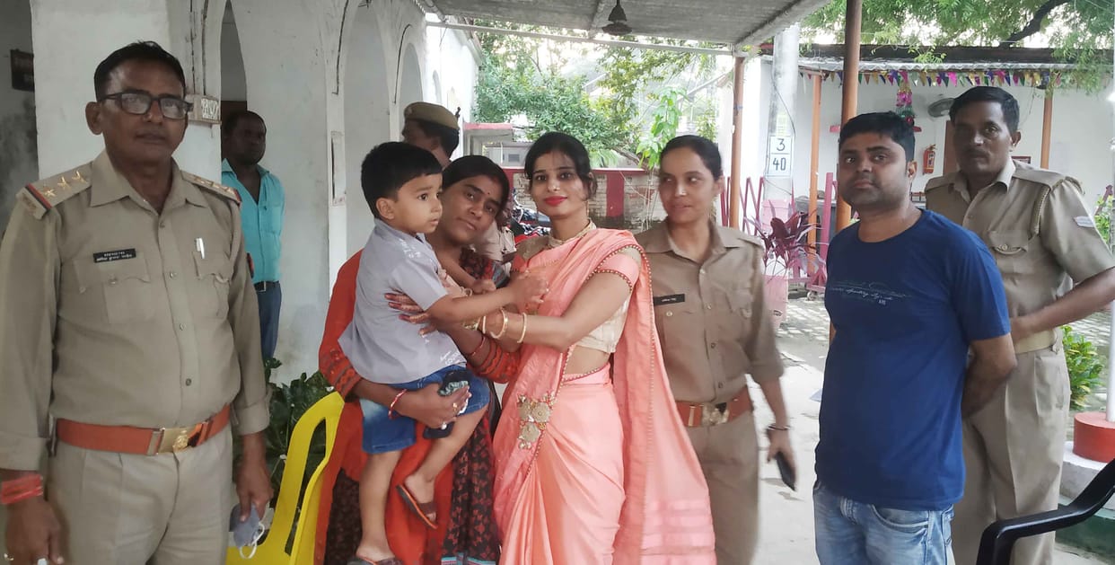 Police reunites lost child with family