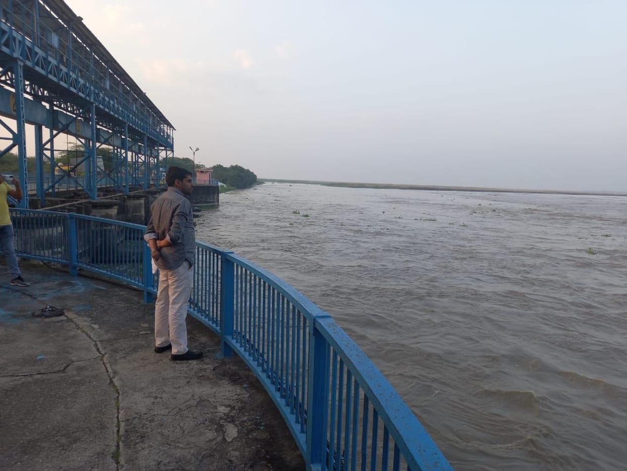 Water level rises at Ganga barrage, water reaches above warning point