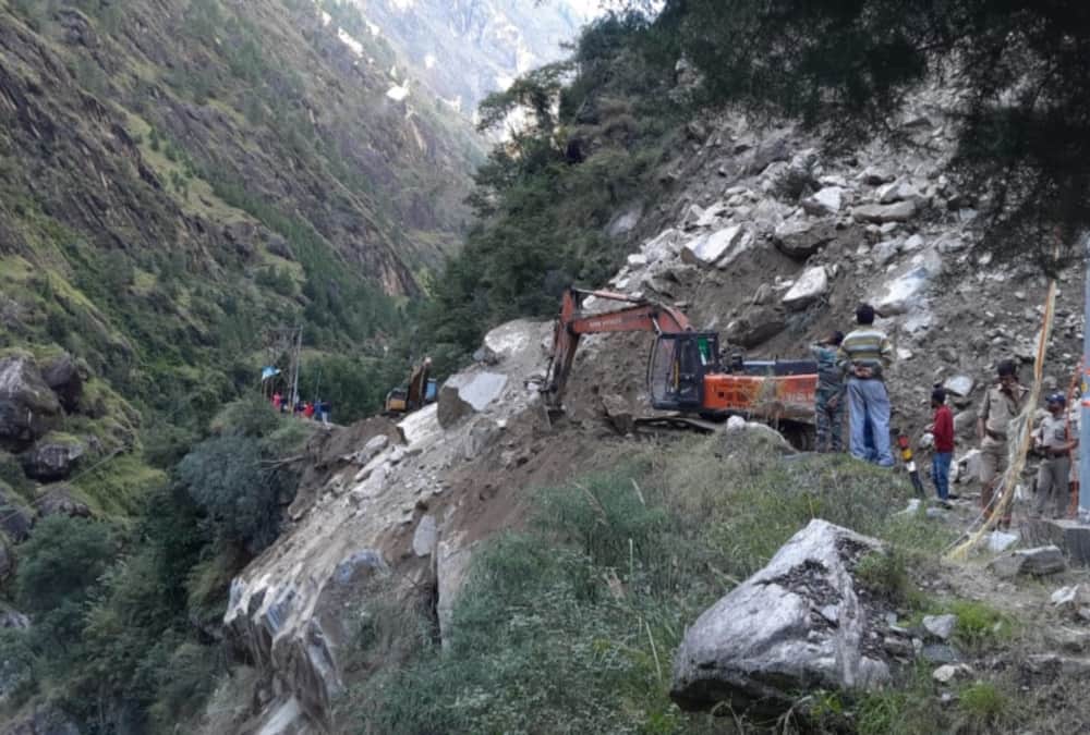 Chardham Yatra 2021: Badrinath Highway Closed from three days and 3000 pilgrims stuck photos