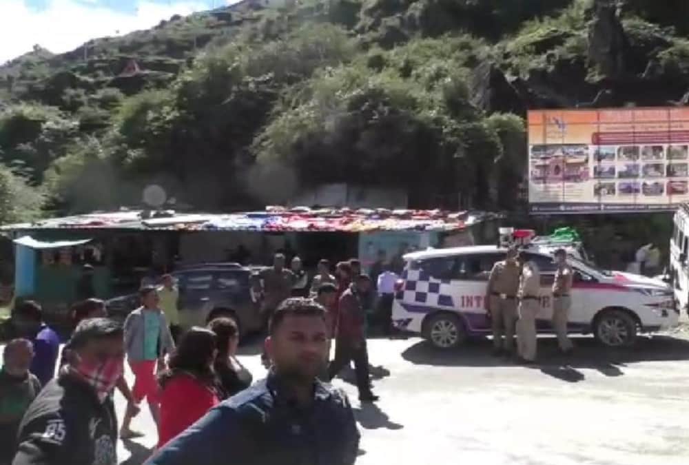 Chardham Yatra 2021: Badrinath Highway Closed from three days and 3000 pilgrims stuck photos
