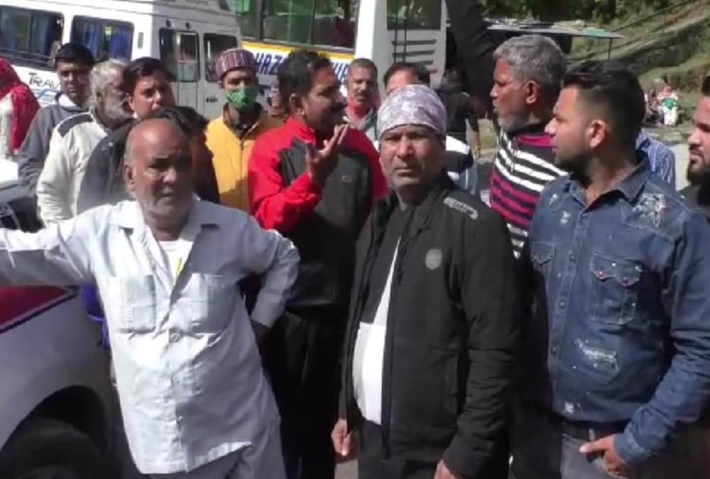 Chardham Yatra 2021: Badrinath Highway Closed from three days and 3000 pilgrims stuck photos